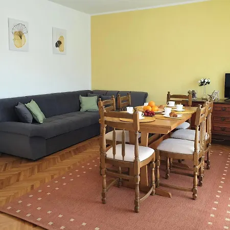 Vladimir V Apartment With Parking Near Center *